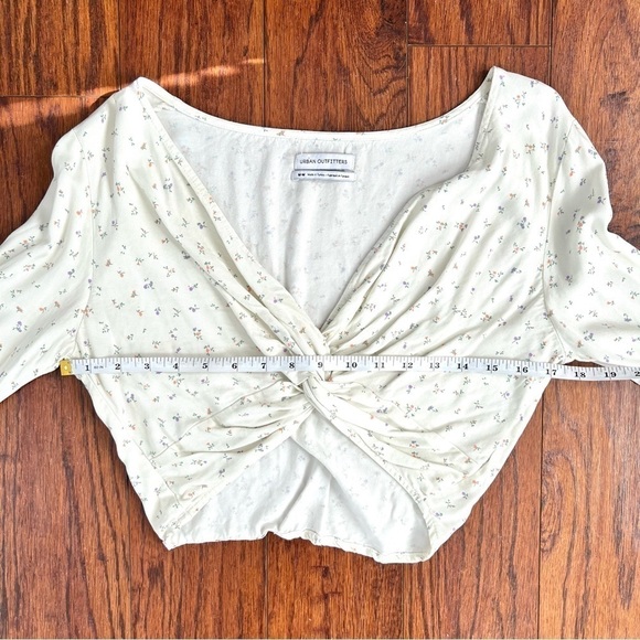 Urban Outfitters Madison Twist-Front Dainty Floral  Off White Cropped Blouse - Picture 11 of 13